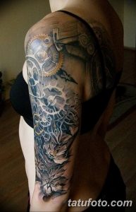 Фото тату: детализированная биомеханическая татуировка на плече и спине, сочетающая в себе механические элементы и органические формы.